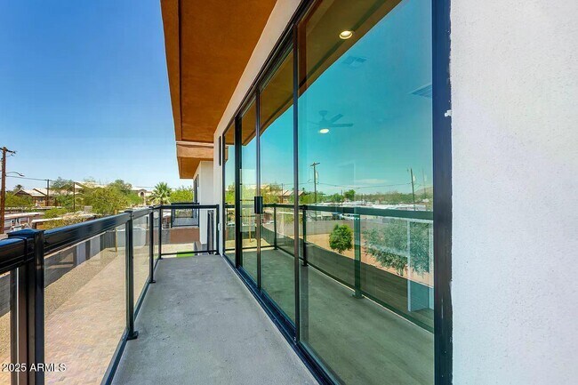 Building Photo - 411 N 32nd Pl