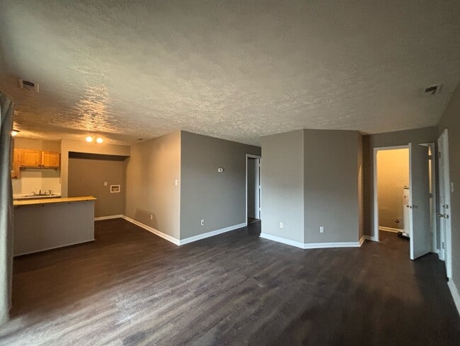 Building Photo - 1128 Southwood Dr