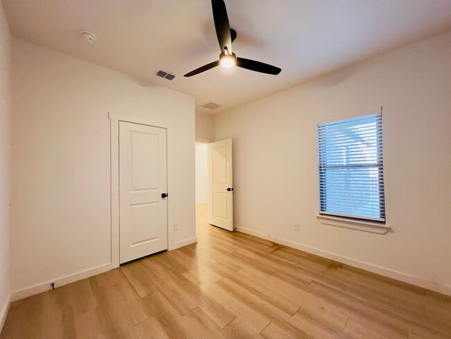 Building Photo - PRE-LEASING FOR A JULY MOVE-IN: Spacious 3-Bedroom Townhouse Near Texas Tech