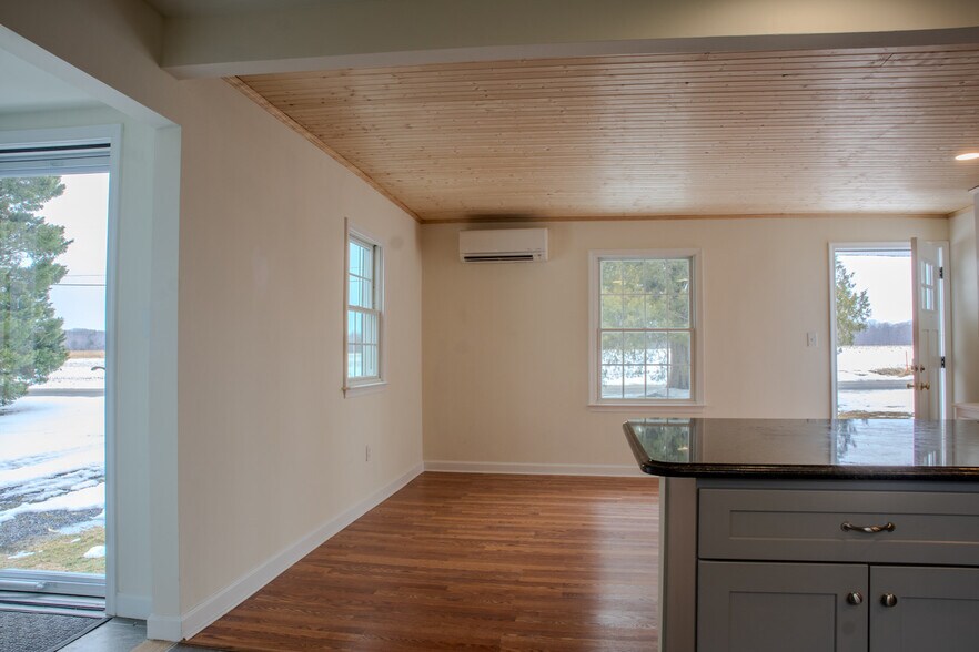 Liv Rm - 7121 Quaker Neck Rd