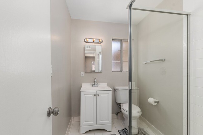 Building Photo - Gorgeous remodeled 3bd 2 bath home availab...