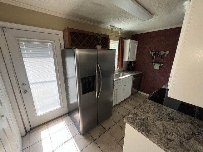 Building Photo - Beautiful 2 Bed, 2.5 Bath townhome on Jefferson Hwy