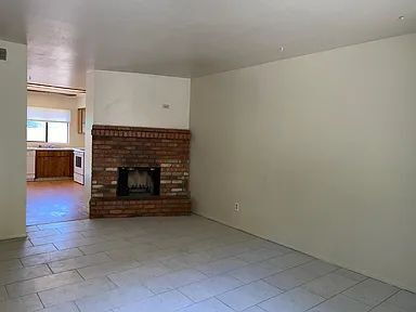 Building Photo - 2 Bed / 1.5 Bath Townhome | Fireplace | Private Yard | Walk-In Closets