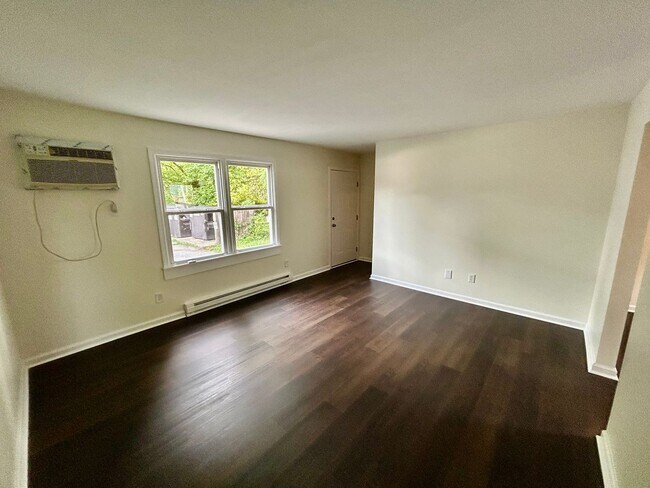 Building Photo - FIRST MONTH HALF OFF - 2 Bedroom in Versailles!