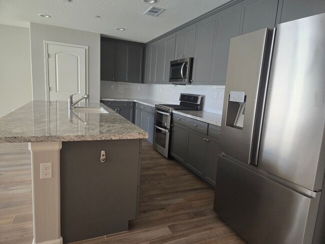 Building Photo - 3 BR 2 BA Available Now