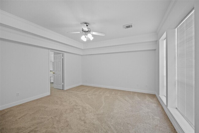Building Photo - 5803 Ancient Oaks Dr