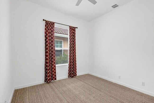 Building Photo - 6532 SE Broadmoor Ln