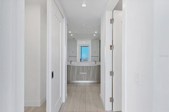 Building Photo - 301 QUAY Cmn