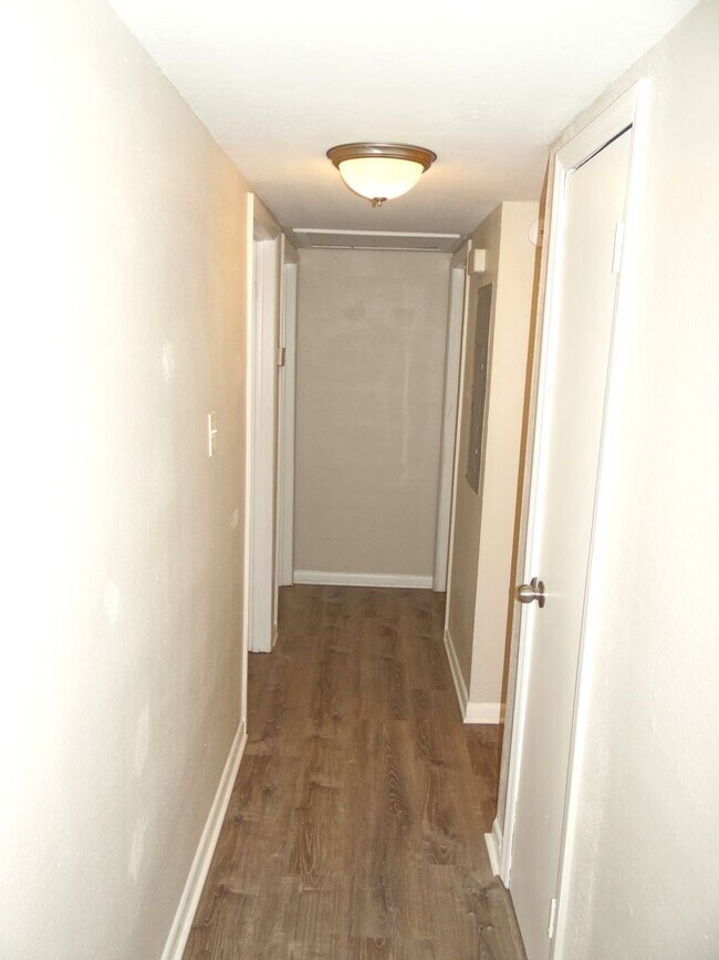 Building Photo - 3 Bedroom, 1 bath home - Just renovated
