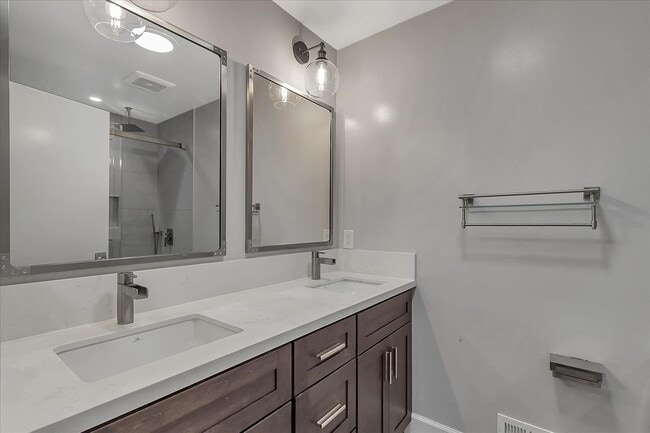 Building Photo - Great Location! Great Schools! Month to Month Only!