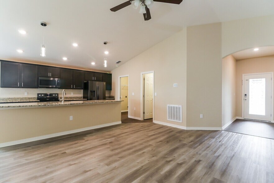 Building Photo - 6784 Hanworth Ln