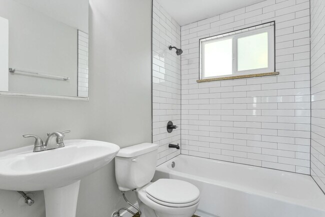 Building Photo - Newly Remodeled 2 Bed, 1 Bath Condo in the Goldsmith Neighborhood!