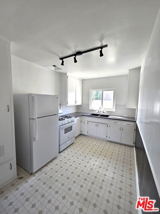 Building Photo - 11284 Montana Ave