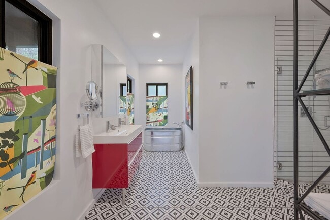 Building Photo - Custom-Built 4 Bed/ 2 Full + 2 Half Bath Modern Home at the base of Love Circle, Fully Furnished,...