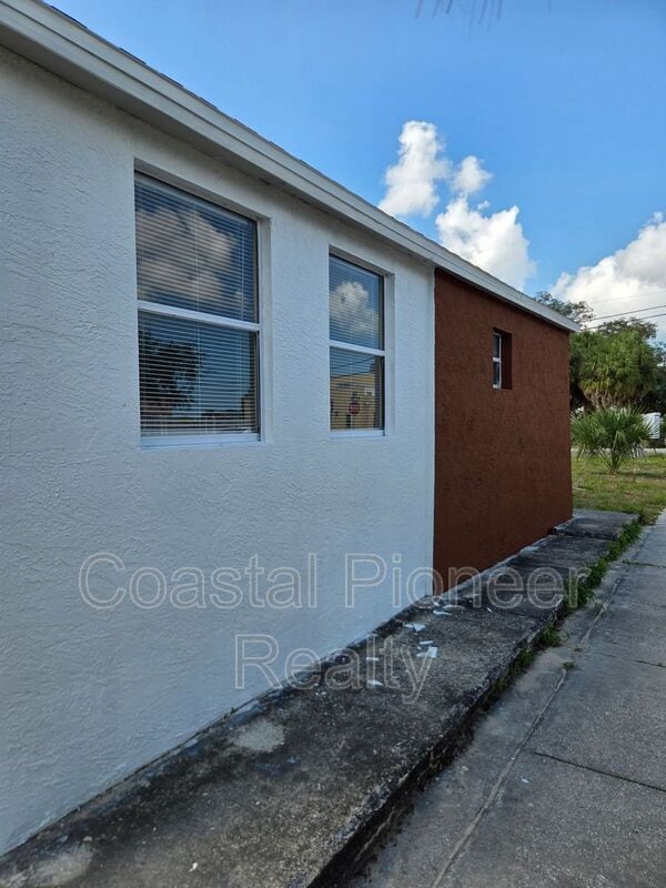 Building Photo - 606 Cross St
