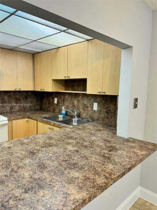 Building Photo - 10090 NW 80th Ct