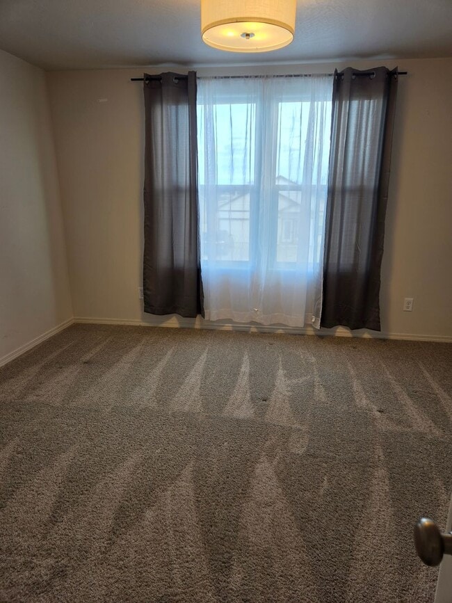 Building Photo - 2-story 3 bed 2.5 bath with garage