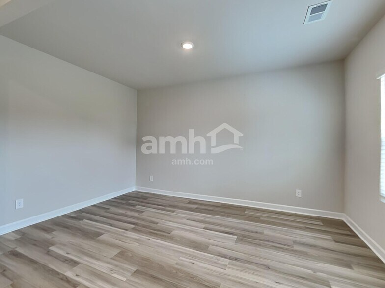 Building Photo - 237 Maxwell Dr
