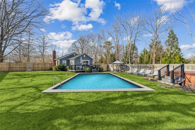 Building Photo - 689 Main St