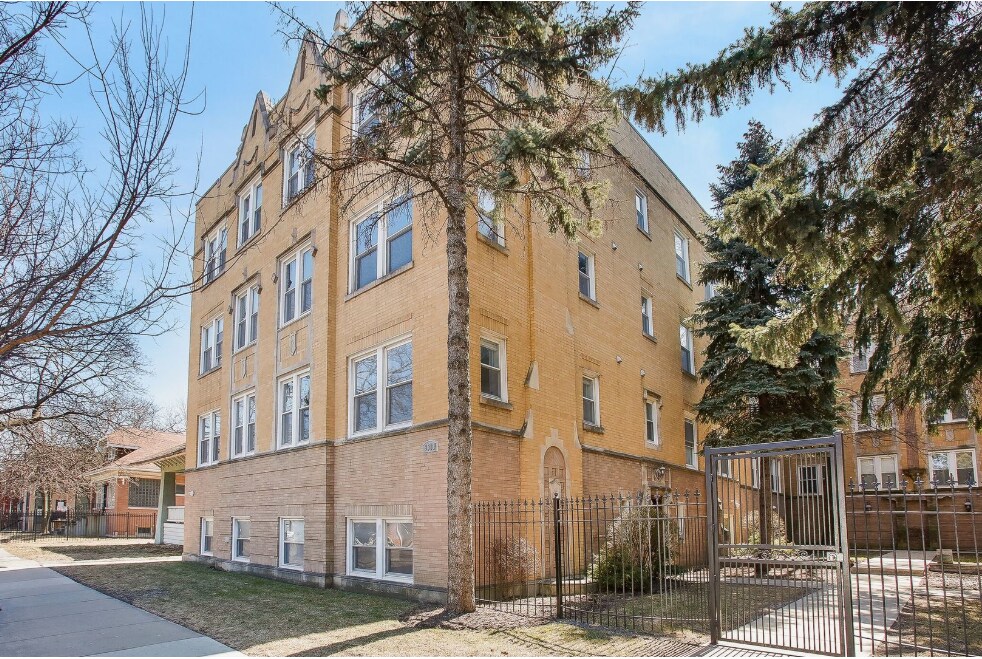 Building Photo - 3911 W Addison St