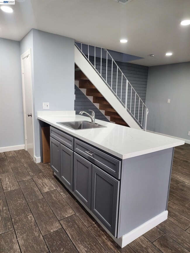 Building Photo - 4985 N Holt Ave