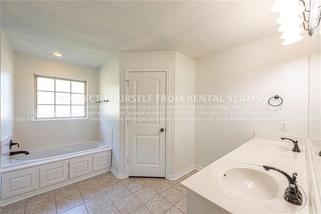 Building Photo - 1689 N Oakhaven Pl