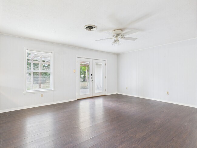 Building Photo - 1402 Village Dr