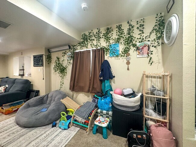 Building Photo - Grand 6bd 4ba Crystal Valley home with an in-law suite!!!