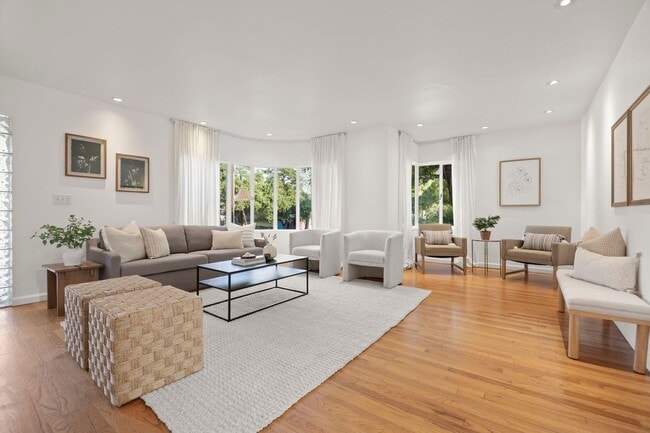 Building Photo - Upscale Downtown Living