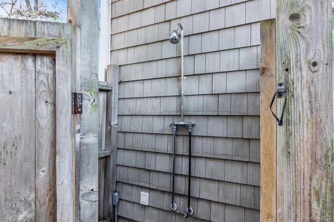 Building Photo - 435 Luptons Point Rd