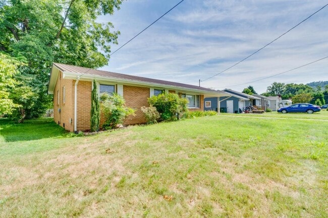 Building Photo - 607 Race St