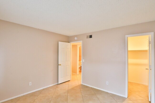 Building Photo - 2846 N 46th Ave