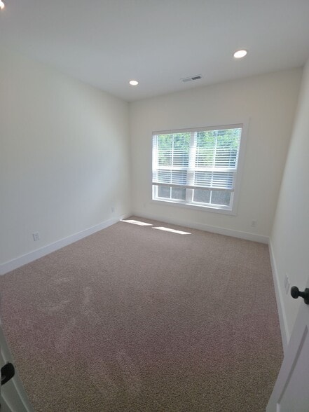 Building Photo - 481 Creekview Ln