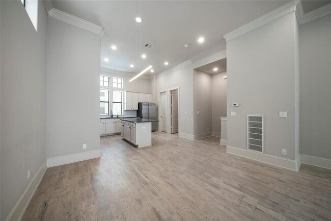 Building Photo - 409 W 17th St