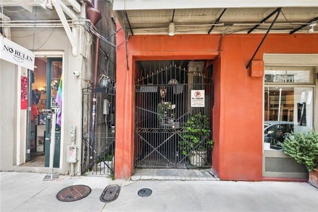 Building Photo - 931 Royal St