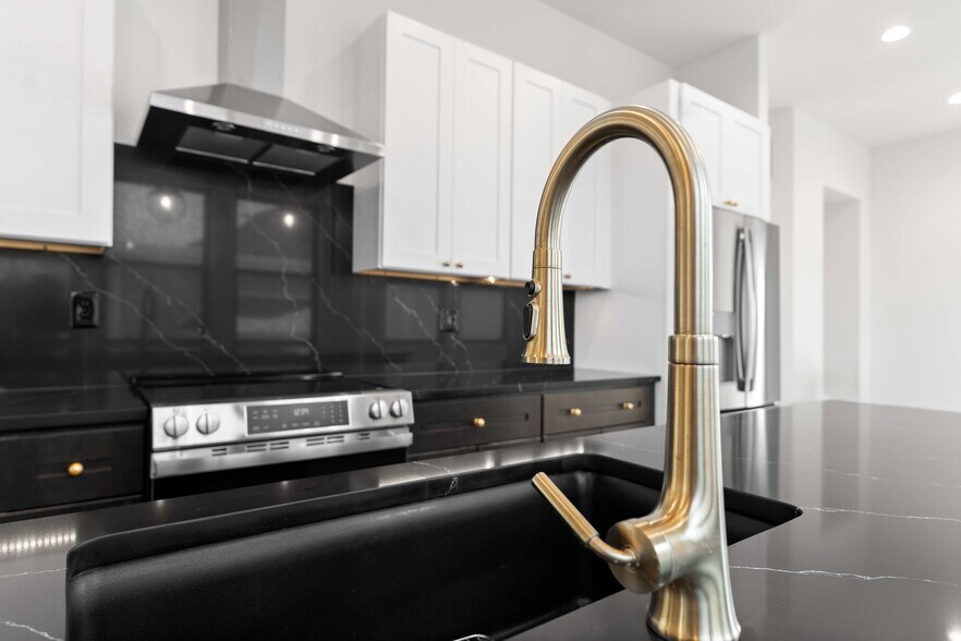 Building Photo - 6515 Nashville Ave