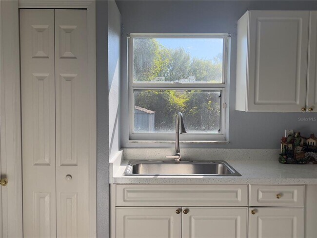 Building Photo - 825 Charles Ave