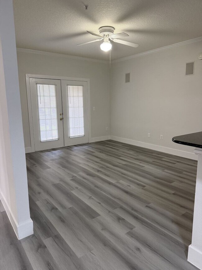 Building Photo - The Capri at Hunters Creek