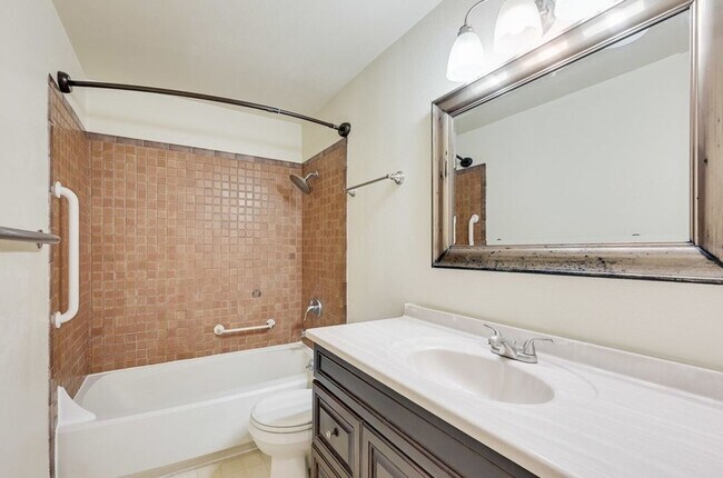 Building Photo - 2Bd/1Ba Issaquah Condo