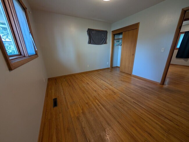 Building Photo - Charming 3 bedroom 1.5 bath Orchards house