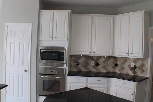 Building Photo - 2411 Rose Hollow Dr