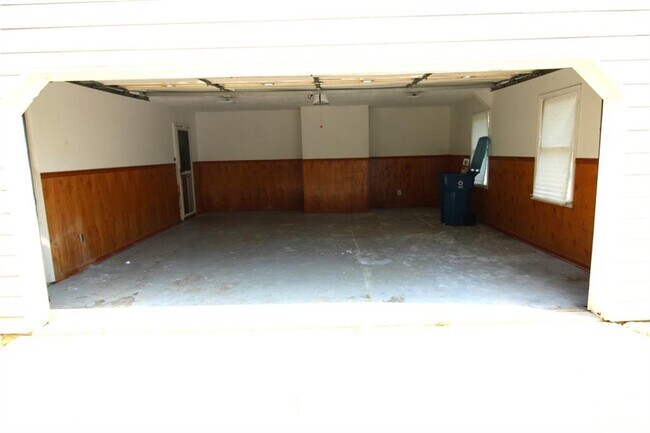 Building Photo - 2320 Ridgedale Dr SW