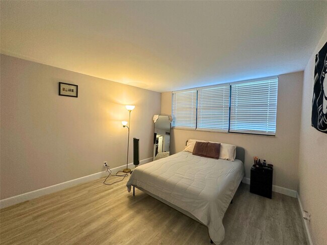 Building Photo - 2420 Deer Creek Country Club Blvd