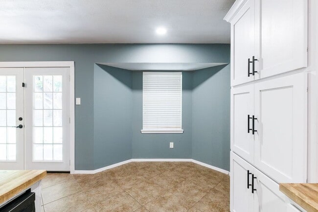 Building Photo - "Spacious 4-Bedroom Haven with 2 Full Bath...