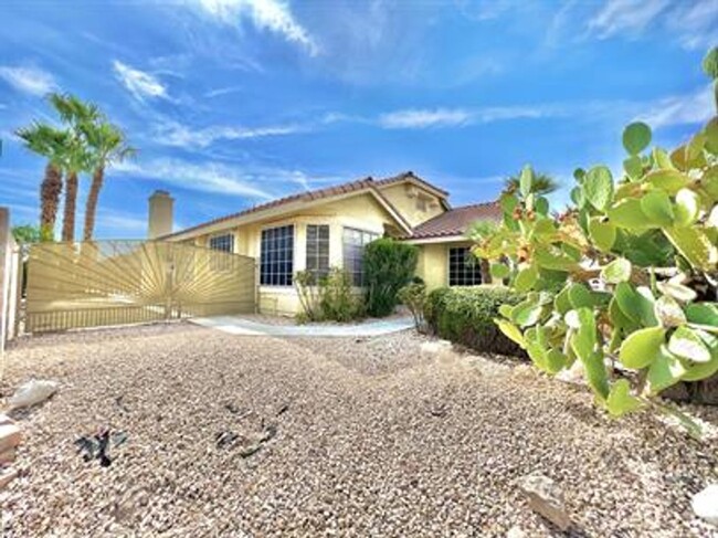 Building Photo - Beautiful single story home with pool.