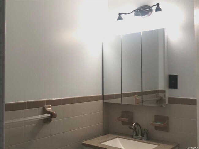 Building Photo - 206-18 45th Rd