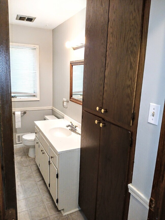 Building Photo - 3 Bedroom 2 Bath in Burnsville