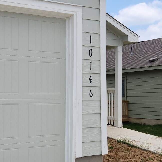Building Photo - Welcome to the Heartbeat of South San Antonio In Vida