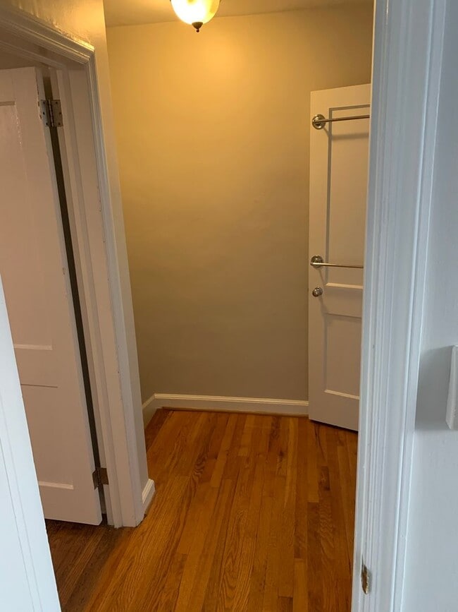 Building Photo - Charming Trolley Area Brick Townhome