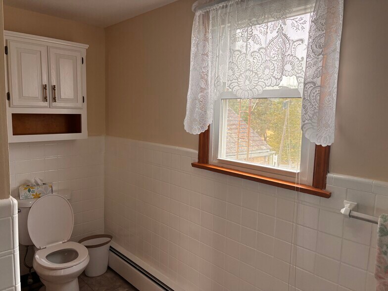 Full bath upstairs - 1059 Butlers Park Rd